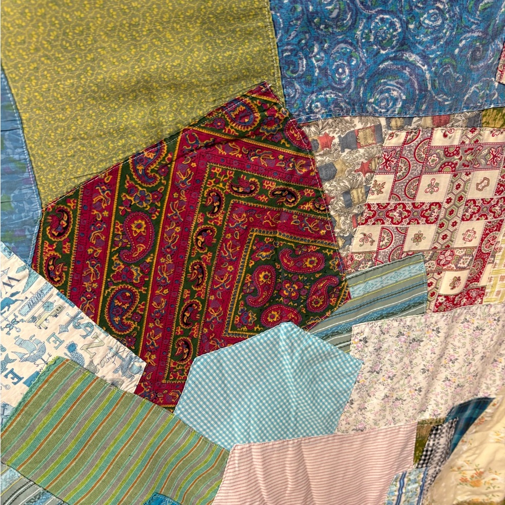 Vibrant Patchwork Quilt Had Made Vintage Fabric - Picture 12 of 15